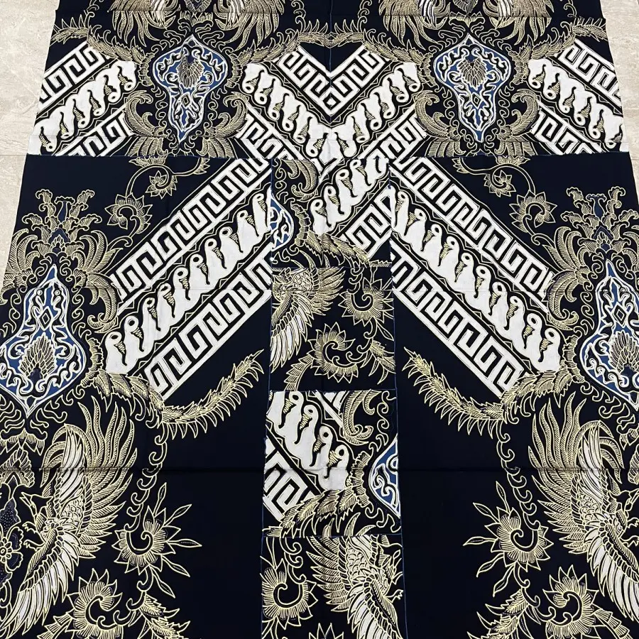 BATIK TULIS POLA PRADA HITAM GOLD 2.webp