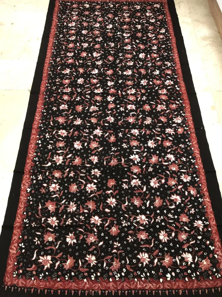 BATIK TULIS LASEM HITAM MERAH MOTIF BUNGA 1.webp